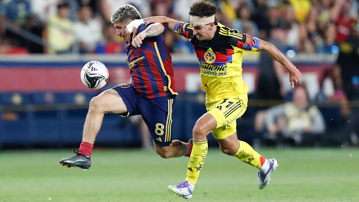 Diego Luna y el chileno Igor Lichnovsky pelean por la posesión