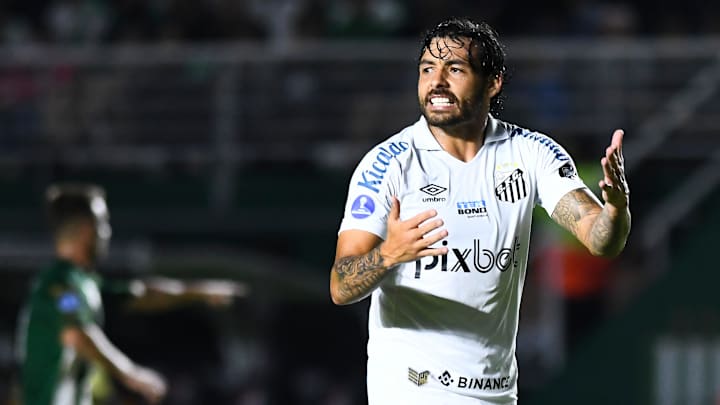 Principal contratação do Santos para a temporada, Ricardo Goulart ainda não engrenou em seu retorno ao Brasil. Camisa 10 está devendo no Peixe. 