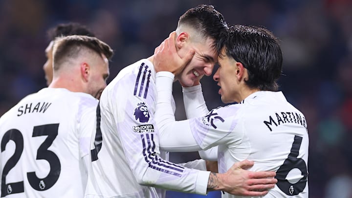 El esloveno Benjamin Sesko celebra un gol con Luke Shaw y el argentino Lisandro Martínez