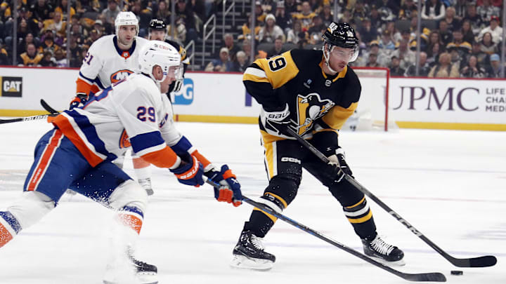 Dec 31, 2023; Pittsburgh, Pennsylvania, USA;  Pittsburgh Penguins right wing Reilly Smith (19) moves