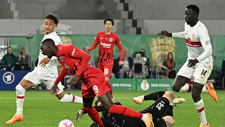 Kolo Muani holt den entscheidenden Elfmeter heraus Kolo Muani holt den entscheidenden Elfmeter heraus