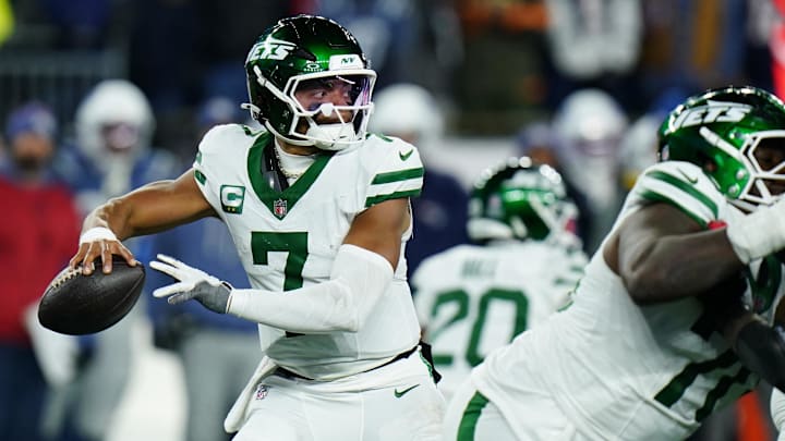 Nov 13, 2025; Foxborough, Massachusetts, USA; New York Jets quarterback Justin Fields (7) throws a pass against the New England Patriots in the fourth quarter at Gillette Stadium. Mandatory Credit: David Butler II-Imagn Images Nov 13, 2025; Foxborough, Massachusetts, USA; New York Jets quarterback Justin Fields (7) throws a pass against the New England Patriots in the fourth quarter at Gillette Stadium. Mandatory Credit: David Butler II-Imagn Images
