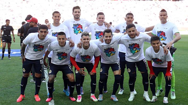 Jugadores de Chivas previo a un partido de liga.
