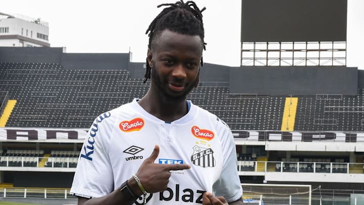 Yusupha Njie chega para reforçar o time do Santos. 