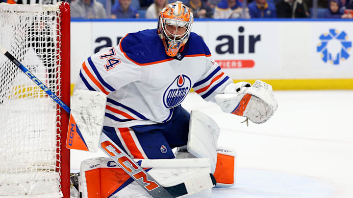 Mar 9, 2024; Buffalo, New York, USA;  Edmonton Oilers goaltender Stuart Skinner (74) looks for the