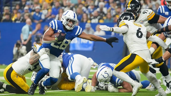 Indianapolis Colts running back Jonathan Taylor (28) rushes the ball Sunday, Sept. 29, 2024, during a game against the Pittsburgh Steelers at Lucas Oil Stadium in Indianapolis.