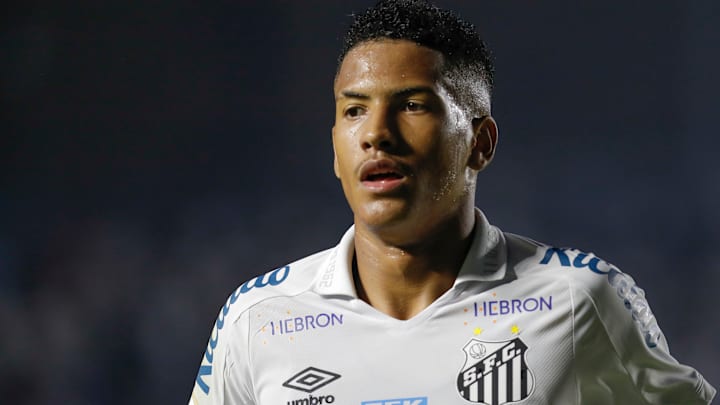 O garoto de 18 anos tem contrato com o Peixe até dezembro de 2024