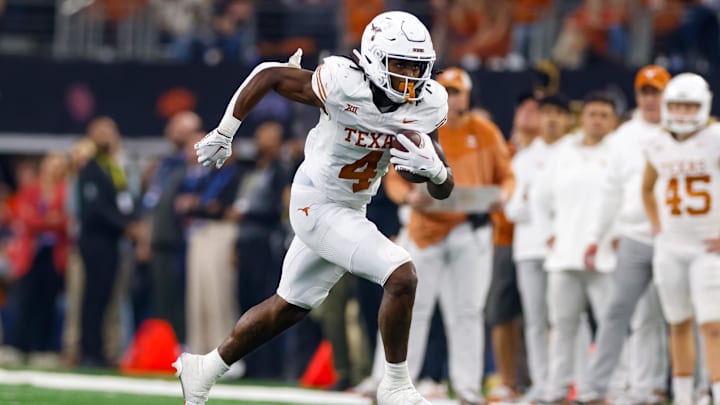 Dec 2, 2023; Arlington, TX, USA; Texas Longhorns running back CJ Baxter (4) runs with the ball during the second quarter against the Oklahoma State Cowboys at AT&T Stadium. Mandatory Credit: Andrew Dieb-Imagn Images Dec 2, 2023; Arlington, TX, USA; Texas Longhorns running back CJ Baxter (4) runs with the ball during the second quarter against the Oklahoma State Cowboys at AT&T Stadium. Mandatory Credit: Andrew Dieb-Imagn Images