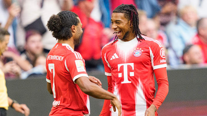 Serge Gnabry und Michael Olise sitzen gegen St. Pauli auf der Bank Serge Gnabry und Michael Olise sitzen gegen St. Pauli auf der Bank