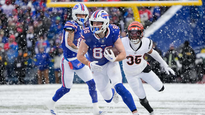 Buffalo Bills tight end Dalton Kincaid (86) runs the ball in the fourth quarter against the Cincinnati Bengals at Highmark Stadium. Buffalo Bills tight end Dalton Kincaid (86) runs the ball in the fourth quarter against the Cincinnati Bengals at Highmark Stadium.