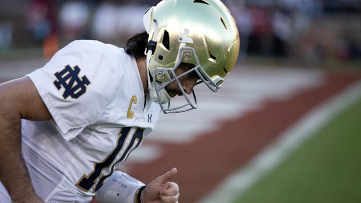 Notre Dame Fighting Irish quarterback Sam Hartman (10)