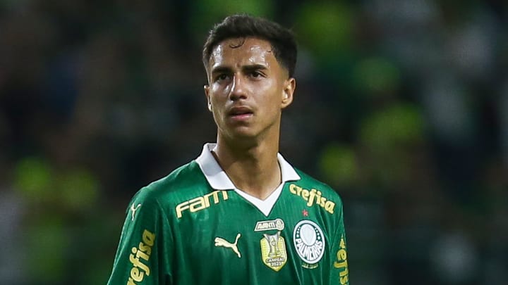 Vitor Reis estreou no profissional em 2024 e já fez 14 jogos, sendo 12 como titular do Palmeiras