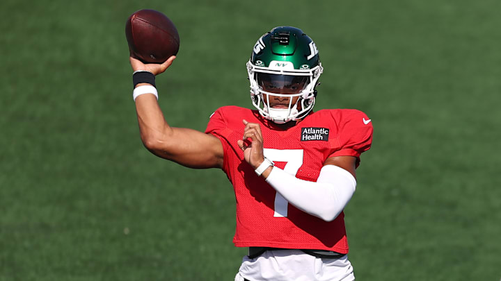 NY Jets quarterback Justin Fields