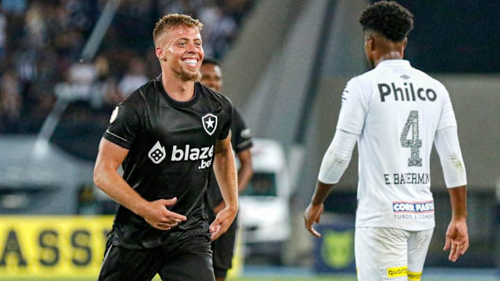 Lucas Fernandes foi o grande protagonista na vitória do Botafogo sobre o Santos. Lucas Fernandes foi o grande protagonista na vitória do Botafogo sobre o Santos.