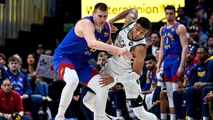 Nikola Jokic (izquierda) y Giannis Antetokounmpo son dos de los favoritos a ganar el premio MVP