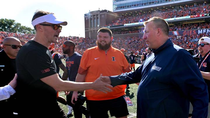 Sep 27, 2025; Champaign, Illinois, USA; Illinois Fighting Illini head coach Bret Bielema, right, and Southern California Trojans head coach Lincoln Riley shake hands after the 34-32 Illini win at Memorial Stadium. Mandatory Credit: Ron Johnson-Imagn Images Sep 27, 2025; Champaign, Illinois, USA; Illinois Fighting Illini head coach Bret Bielema, right, and Southern California Trojans head coach Lincoln Riley shake hands after the 34-32 Illini win at Memorial Stadium. Mandatory Credit: Ron Johnson-Imagn Images