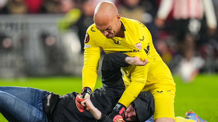 Marko Dmitrović a maîtrisé un fan du PSV Eindhoven.