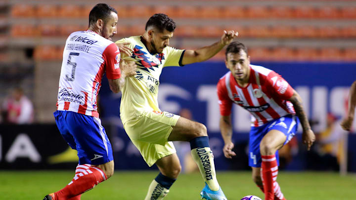 Henry Martin cubre el balón ante dos jugadores del Atlético de San Luis. Henry Martin cubre el balón ante dos jugadores del Atlético de San Luis.