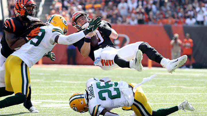 Joe Burrow recibió un fuerte golpe en la garganta