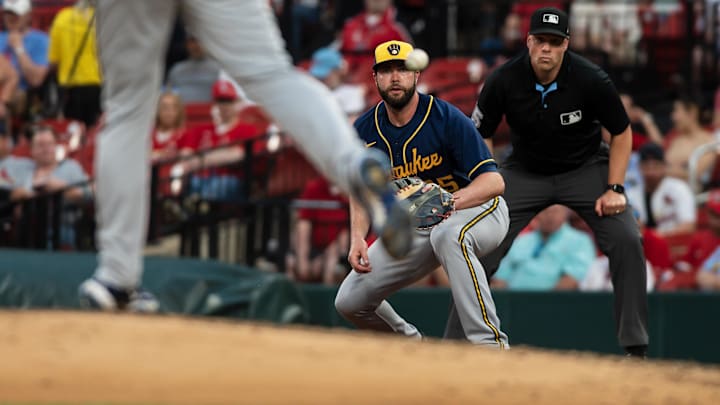 May 17, 2023; St. Louis, Missouri, USA; Milwaukee Brewers first baseman Darin Ruf (25) prepares to catch the throw over in the fourth inning at Busch Stadium. Mandatory Credit: Paul Halfacre-Imagn Images