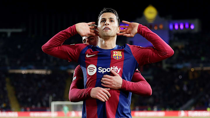 Joao Cancelo a donné un deuxième but d'avance au FC Barcelone contre Naples