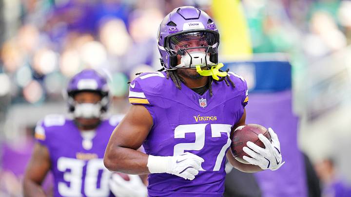 Oct 19, 2025; Minneapolis, Minnesota, USA; Minnesota Vikings running back Jordan Mason (27) warms up before the game against the Philadelphia Eagles at U.S. Bank Stadium. Oct 19, 2025; Minneapolis, Minnesota, USA; Minnesota Vikings running back Jordan Mason (27) warms up before the game against the Philadelphia Eagles at U.S. Bank Stadium.