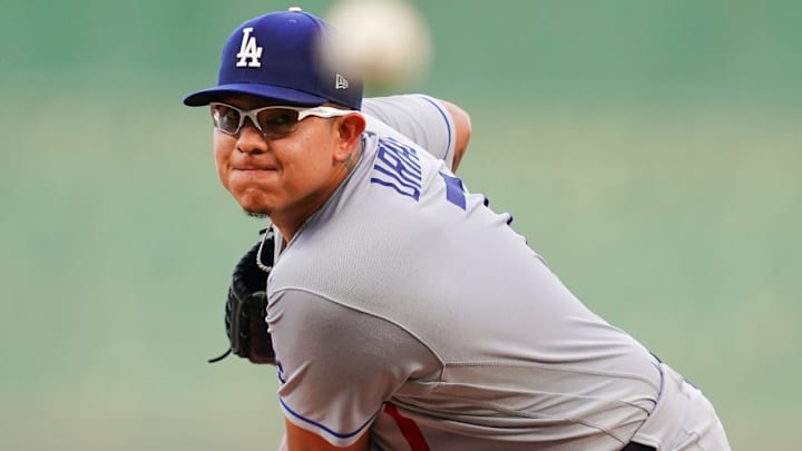 Julio Urías utiliza unos lentes especiales para poder lanzar