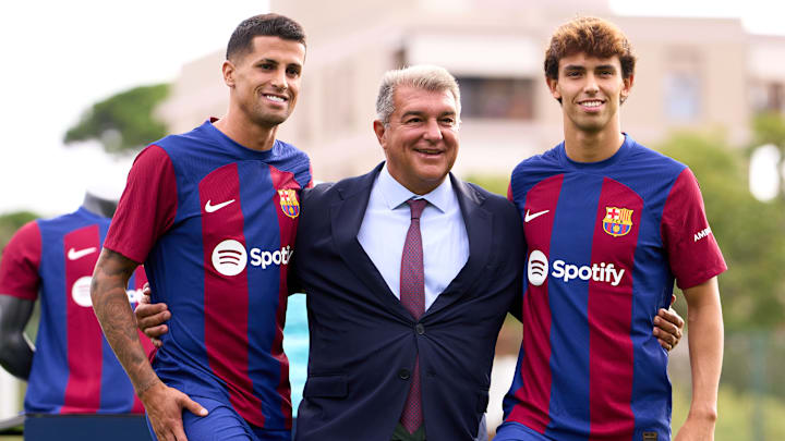 Joao Cancelo und Joao Felix mit Joan Laporta