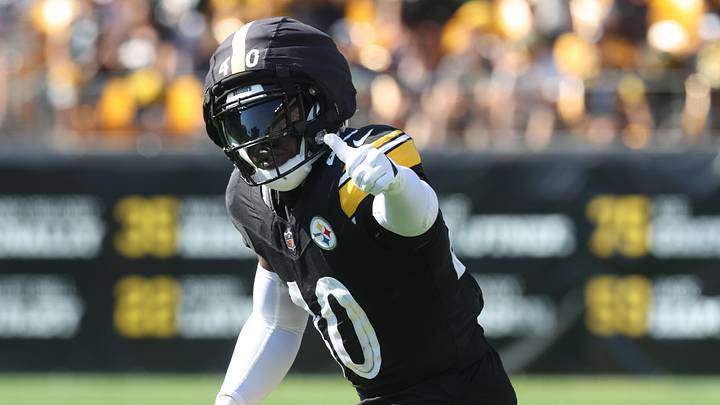 Sep 14, 2025; Pittsburgh, Pennsylvania, USA; Pittsburgh Steelers safety Jabrill Peppers (40) gestures at the line of scrimmage against the Seattle Seahawks during the fourth quarter at Acrisure Stadium. Mandatory Credit: Charles LeClaire-Imagn Images