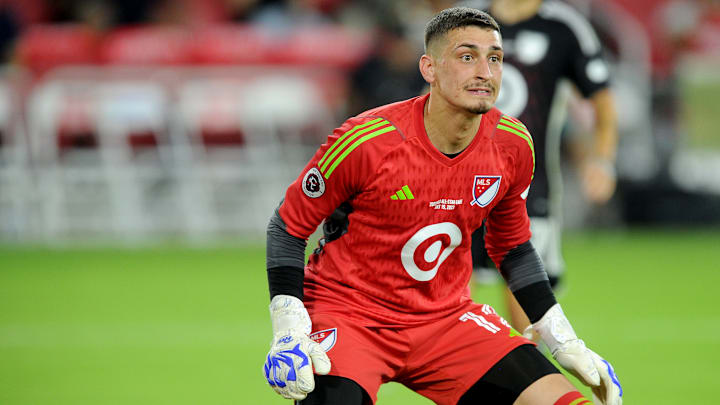 El arquero serbio Djordje Petrovic del New England Revolution interesa al Chelsea de Inglaterra.