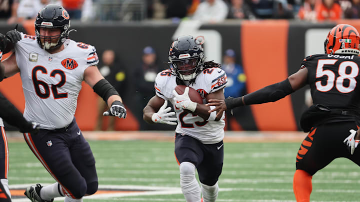 Joe Thuney creates a hole for Bears running back Kyle Monangai against the Bengals.