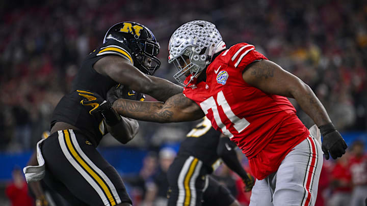 Ohio State Buckeyes offensive lineman Josh Simmons (71) blocks Missouri Tigers defensive lineman Darius Robinson.