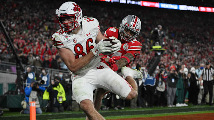 Jan 1, 2022; Pasadena, CA, USA; Utah Utes tight end Dalton Kincaid (86) makes a catch for a