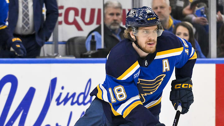 Feb 25, 2025; St. Louis, Missouri, USA;  St. Louis Blues center Robert Thomas (18) controls the puck against the Seattle Kraken during the third period at Enterprise Center. Mandatory Credit: Jeff Curry-Imagn Images