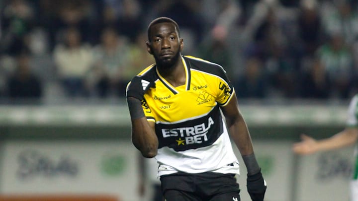 Yannick Bolasie estará em campo pelo Criciúma