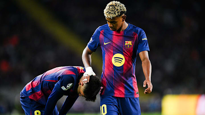 Lamine Yamal (right) comforts Pedri (left) after the defeat.