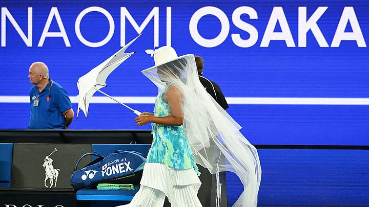 La peculiar vestimenta de Naomi Osaka al salir a su juego en el Abierto de Australia.