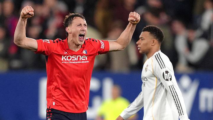 Jorge Herrando celebra el triunfo del Osasuna sobre el Real Madrid. Atrás, Kylian Mbappé.