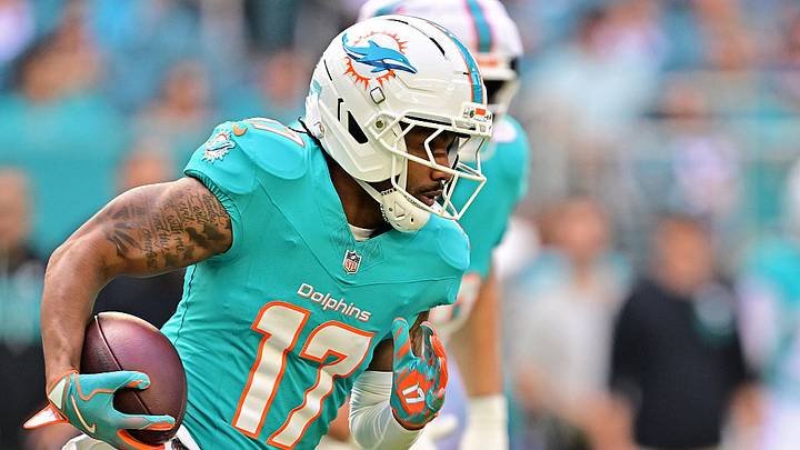 Jaylen Waddle, fue traspasado a los Broncos a cambio de selecciones de primera, tercera y cuarta ronda en el draft de la NFL.
