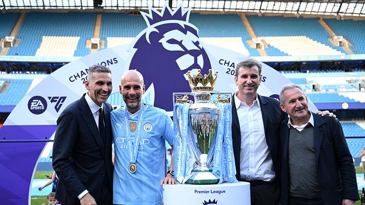 Guardiola posa con el trofeo de la Premier del 2024 junto a la directiva del City.