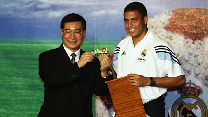 Ronaldo of Real Madrid becomes a Kunming Honorary Citizen after receiving a key and certificate