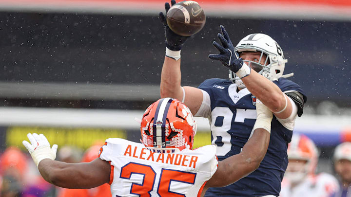Penn State Nittany Lions tight end Andrew Rappleyea makes a catch vs. Clemson Tigers linebacker Jeremiah Alexander in the 2025 Pinstripe Bowl at Yankee Stadium. 