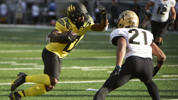 The Oregon Ducks and Washington Huskies are facing off in Pac-12 north rivalry action in Week 10. 