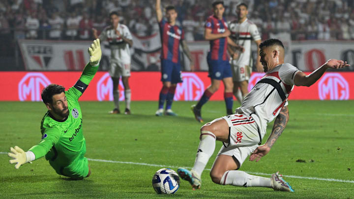 O São Paulo venceu por 2 a 0 o jogo de volta contra o San Lorenzo e garantiu a classificação para as quartas