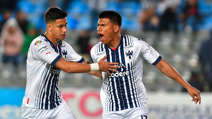 Jugadores de Rayados de Monterrey celebran un gol.