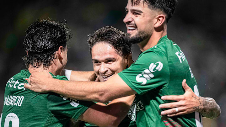 Khellven celebra seu gol ao lado dos demais artilheiros da noite