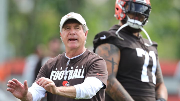 Cleveland Browns offensive line coach Bill Callahan works with the linemen during OTA workouts on Wednesday, June 8, 2022, in Berea.