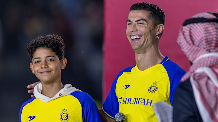 Cristiano Ronaldo en su presentación como nuevo jugador del Al Nassr, junto a su hijo 