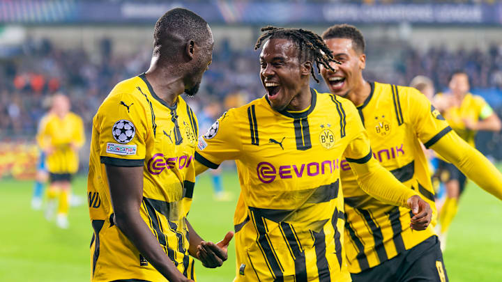 Jamie Gittens jubelt mit Serhou Guirassy und Felix Nmecha