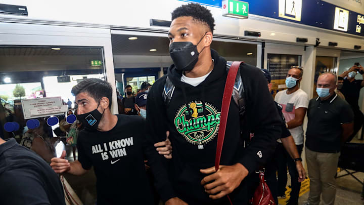Giannis Antetokounmpo asistió al tradicional evento de felicitación al último campeón de la NBA